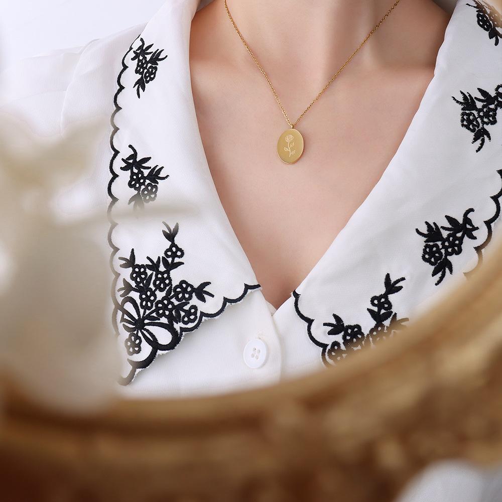 Style Engraved Flower Pendant Titanium Steel Necklace, Retro Fashion Women'S Gold-Plated Non-Fading Necklace Jewelry