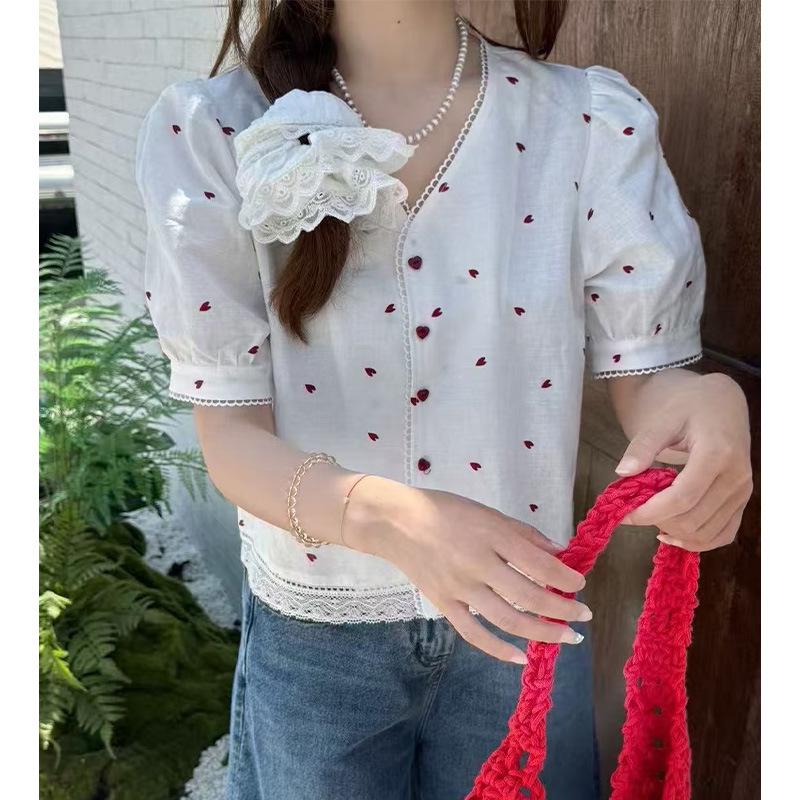 

Корейская рубашка с V-образным вырезом, кружевным принтом сердечек и пышными рукавами - Летний милый топ 2025 L (52-59kg) белый
