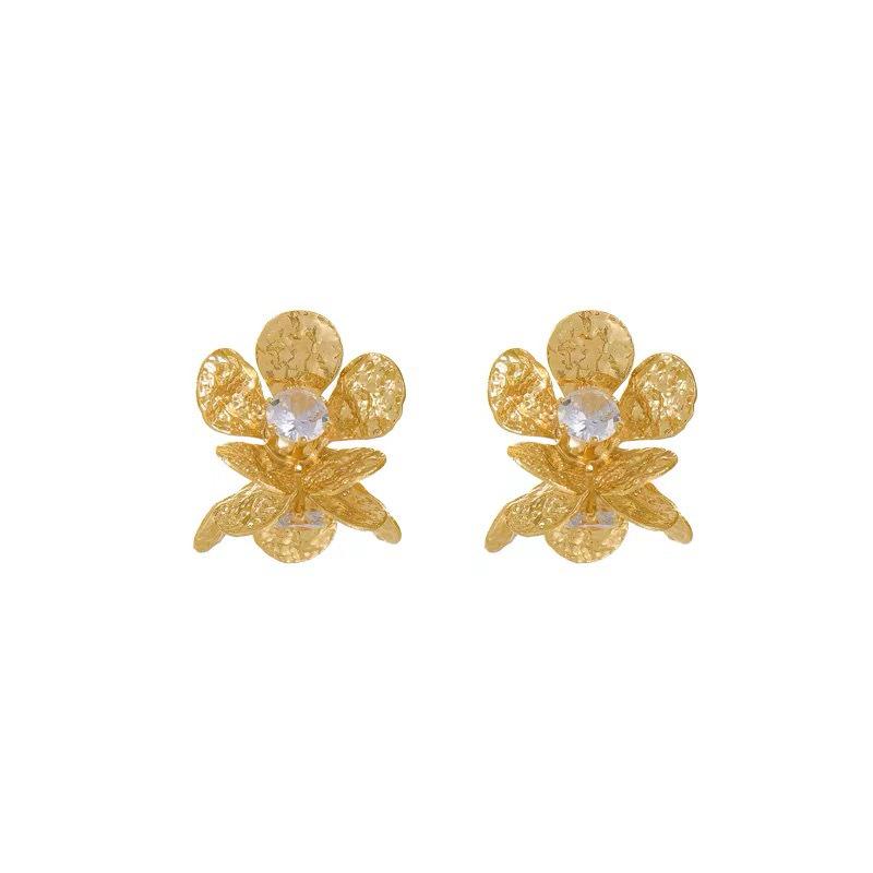 Boucles d'Oreilles Clous Fleur en Métal Français Élégantes pour Femmes - Haut de Gamme, Tendance, Polyvalentes, Style Cool