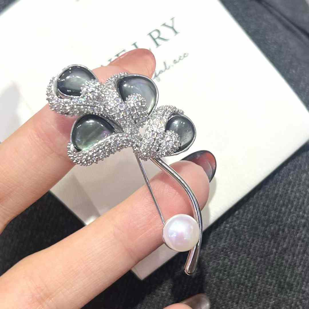 Tahiti Black Mother of Pearl Brooch with 8-9mm Natural Freshwater Pearl for Wedding Party Gift for Women Platinum Plated белый
