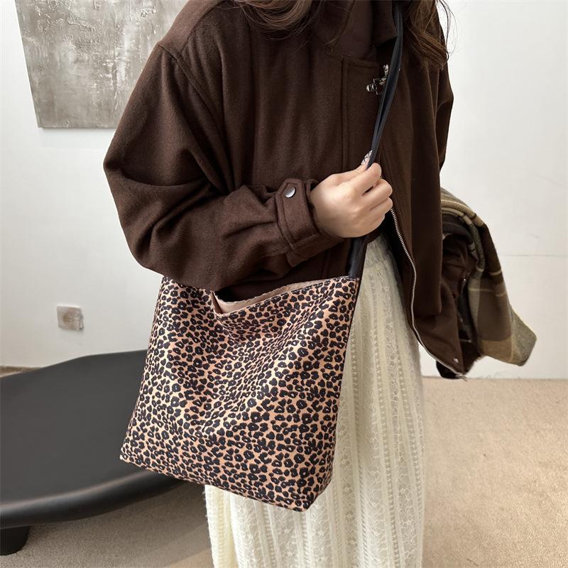 Leopard print casual personalized bag women's fashion versatile shoulder messenger bag 2025 new large-capacity simple handbag