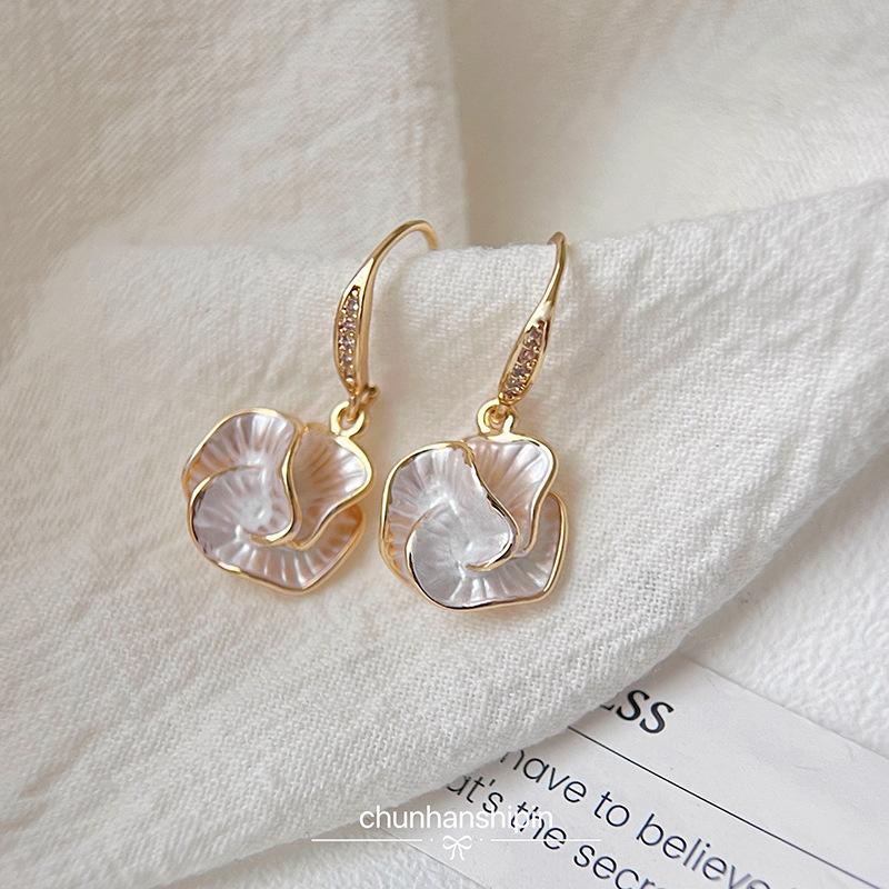 

Mosquito coil plate camellia flower earrings women s niche temperament no ear piercings earrings popular ear clips light luxury high sense summer