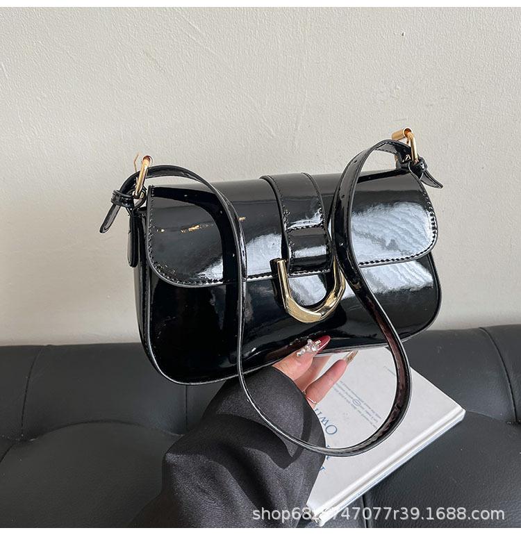 Underarm bag women's autumn and winter retro 2025 new versatile shoulder messenger bag high-end fashion work small square bag