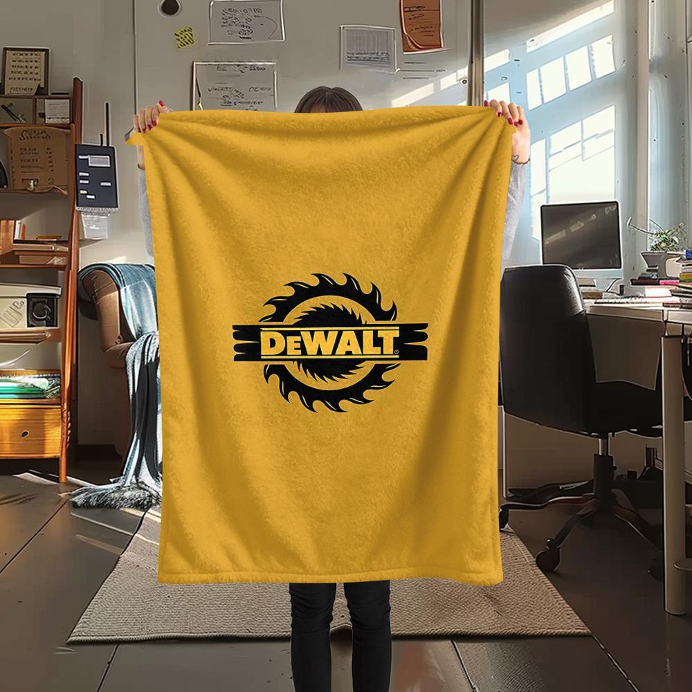 1 szt. Koc flanelowy z nadrukiem Dewalt, Wysokiej jakości, Na wszystkie pory roku, Wystrój domu, Ciepło i komfort, Idealny na prezenty świąteczne