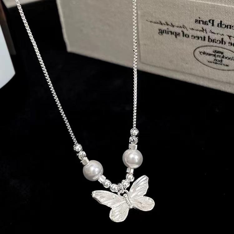 Butterfly pearl necklace women s new fashion light luxury high-end collarbone chain Valentine s Day gift for girlfriend