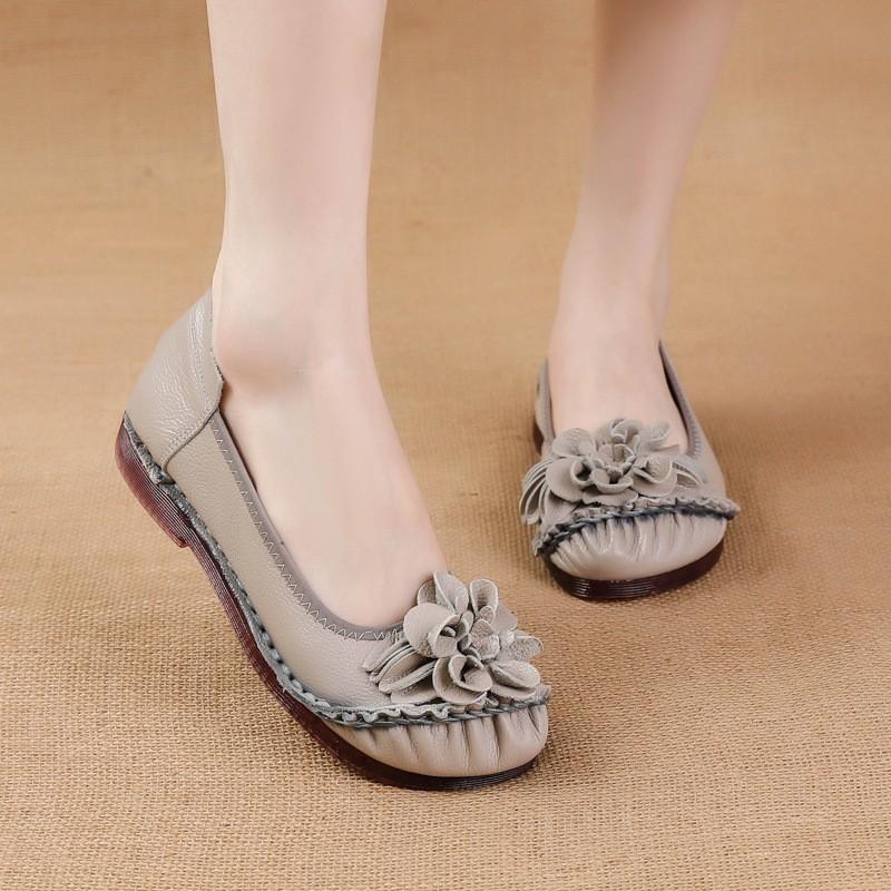 

Летняя новинка из коровьей кожи первого слоя, мягкая подошва из говяжьей жилы, женская обувь в этническом стиле с цветочным узором, одинарная обувь из натуральной кожи, обувь для мамы среднего возраста 35