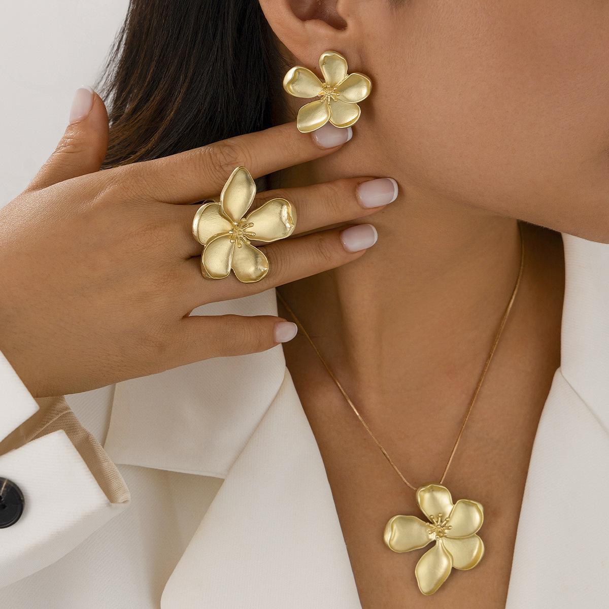 4 Piece Fashion Jewelry Set French Vintage Flower Necklace Earrings Rings Exaggerated Jewelry Set For Women Jewelry Gifts 2026