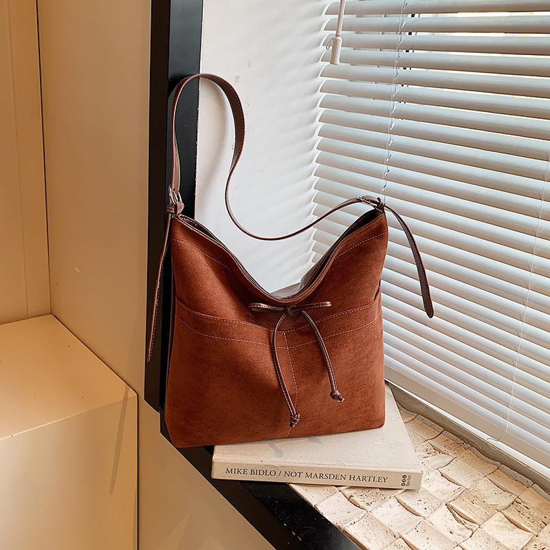 Casual commuting retro large-capacity bag women's autumn and winter new shoulder messenger bag