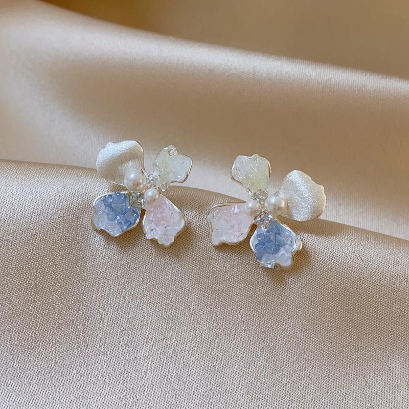 

Silver flower pearl earrings women s new popular high-end studs, huge good-looking earrings, unique and beautiful