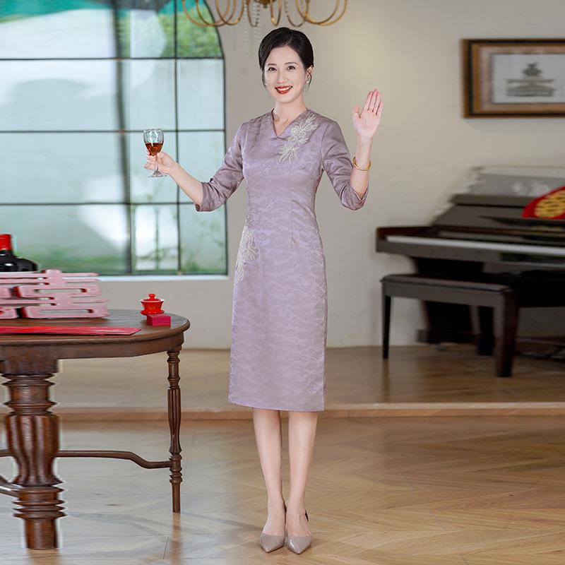 

Пурпурное платье с V-образным вырезом для осеннего свадебного банкета 2025 года для матерей M