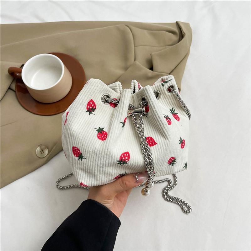 

Chic Bucket Bag With Pleated Design And Stylish Chain Strap For Trendy Streetwear білий