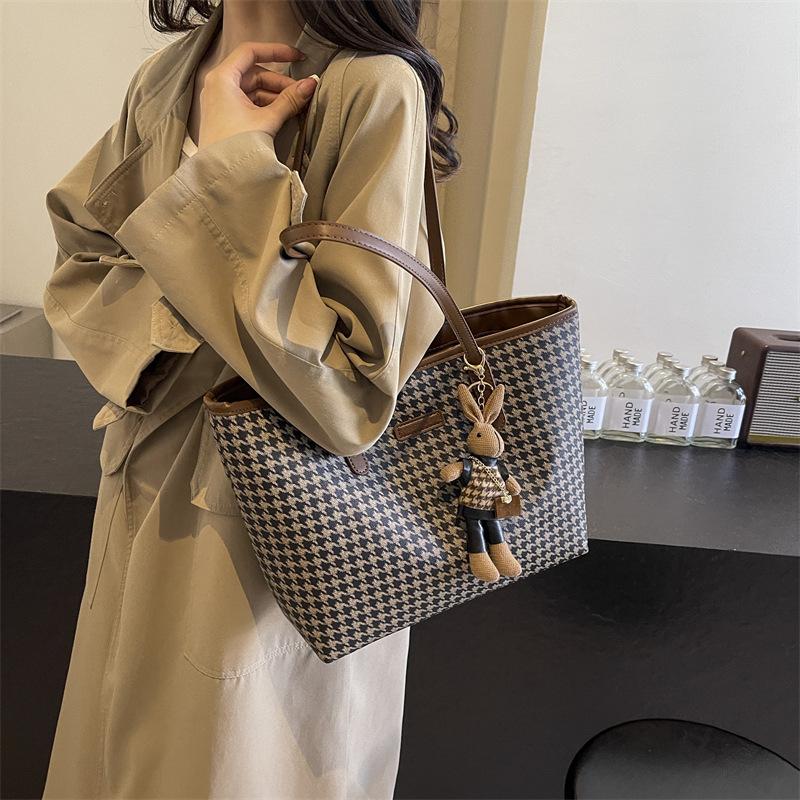 Premium Sense Retro Big Bag Women's 2025 New Fashion Commuter Armpit Bag Autumn Popular Thousand Bird Getote Bag