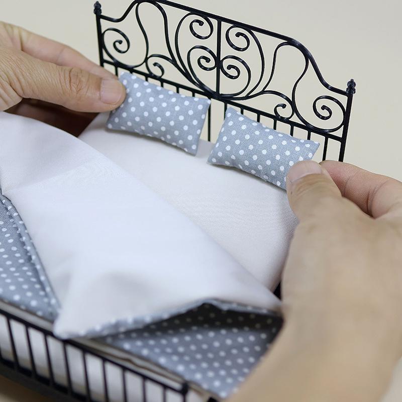 1/12 Dollhouse Simulation European Bed With Mattress Pillow Quilt Doll Home Iron Art Double Bed Bedroom Furniture Decoration Toy