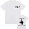 Übergroßes Kurzarm-T-Shirt mit dem Aufdruck der Abkürzung „K.B.G.“ auf der Vorderseite, zusammen mit einem detaillierten