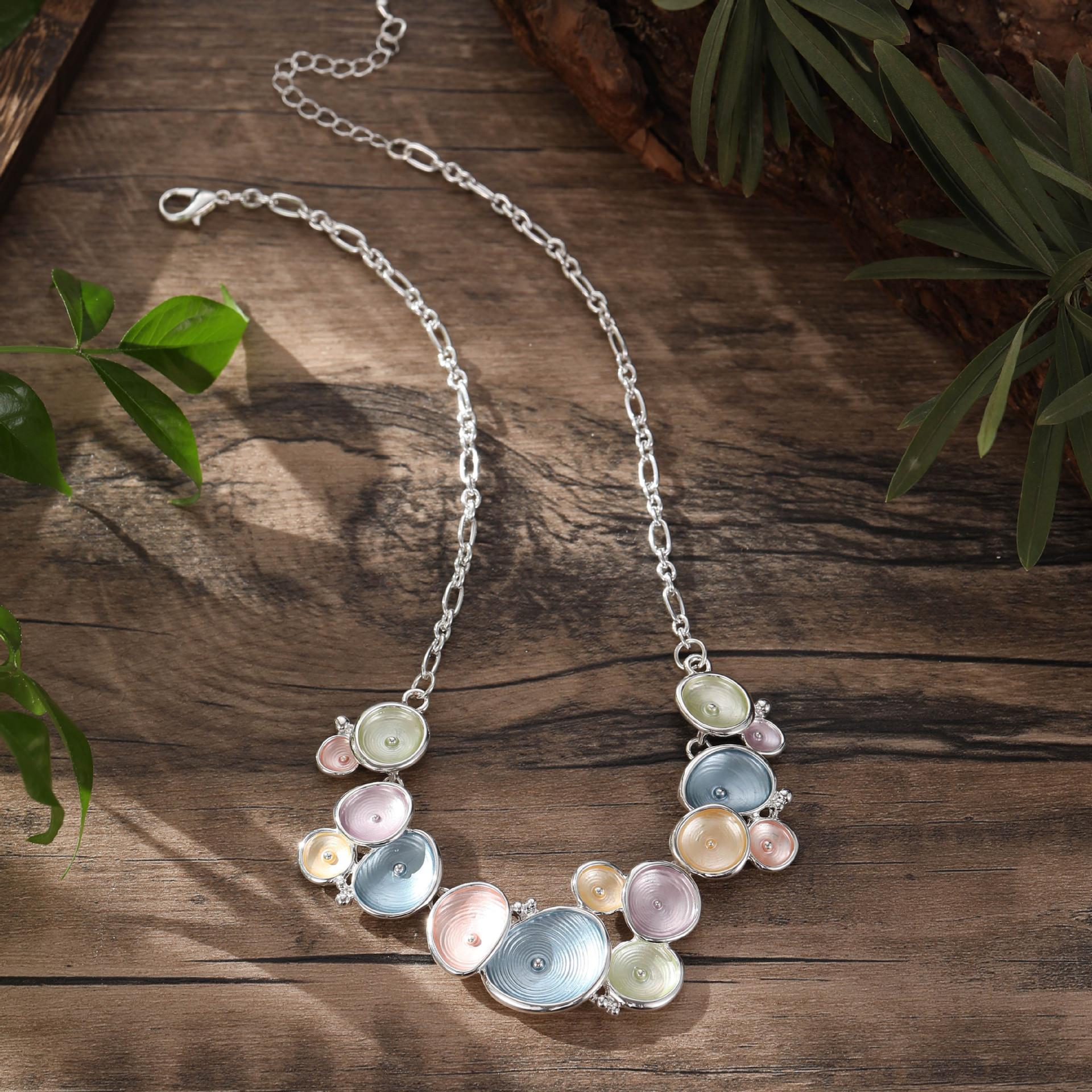 

Новое цветное масло, круглое ожерелье с цветком, маленький свежий женственный простой универсальный цветок, сплавная цепочка на шею