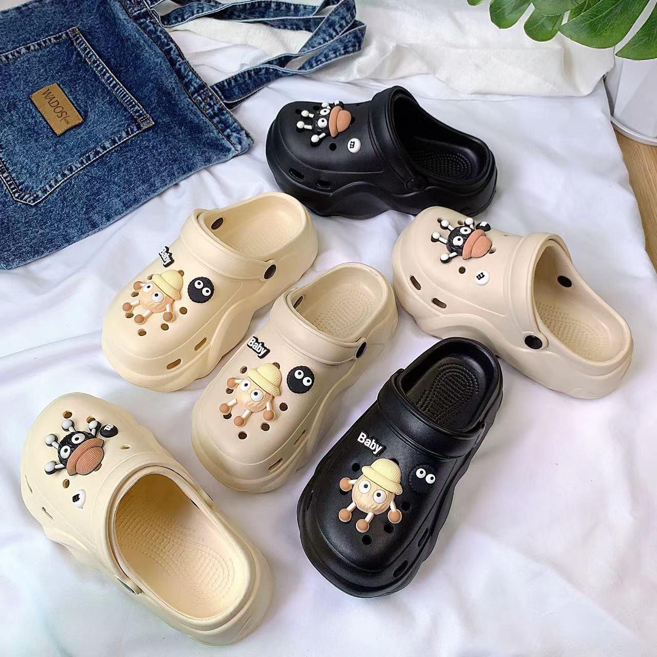 

New platform hole shoes for women wearing clouds and black and white briquettes in summer 39-40