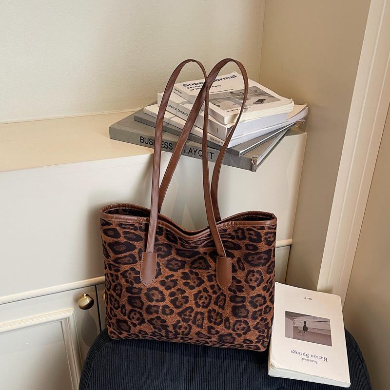 New Leopard Print Tote Bag, High-end Large-capacity Bag, Women's Retro Shoulder Bag, Portable Commuter Bag.