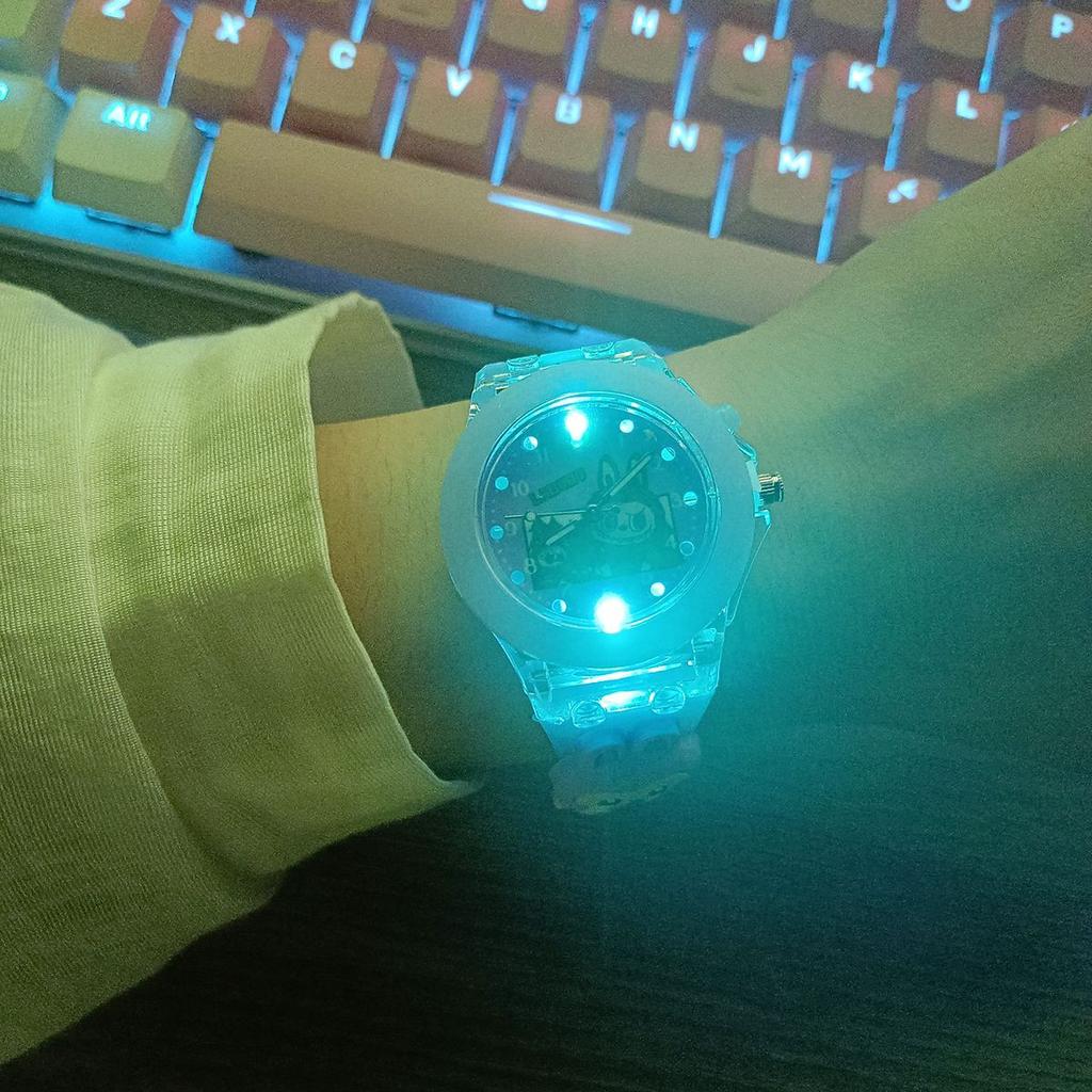 Barnesøt dukke, Kul lysende viserkvartsklokke