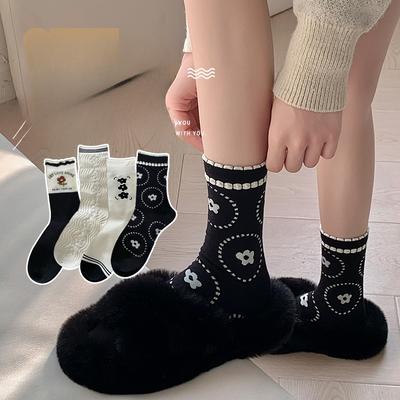 Spring and Autumn Black and White Small Flower Socks for Girls, Cute and Fashionable Flower Mid-calf Socks, School-style Cotton Socks, Breathable