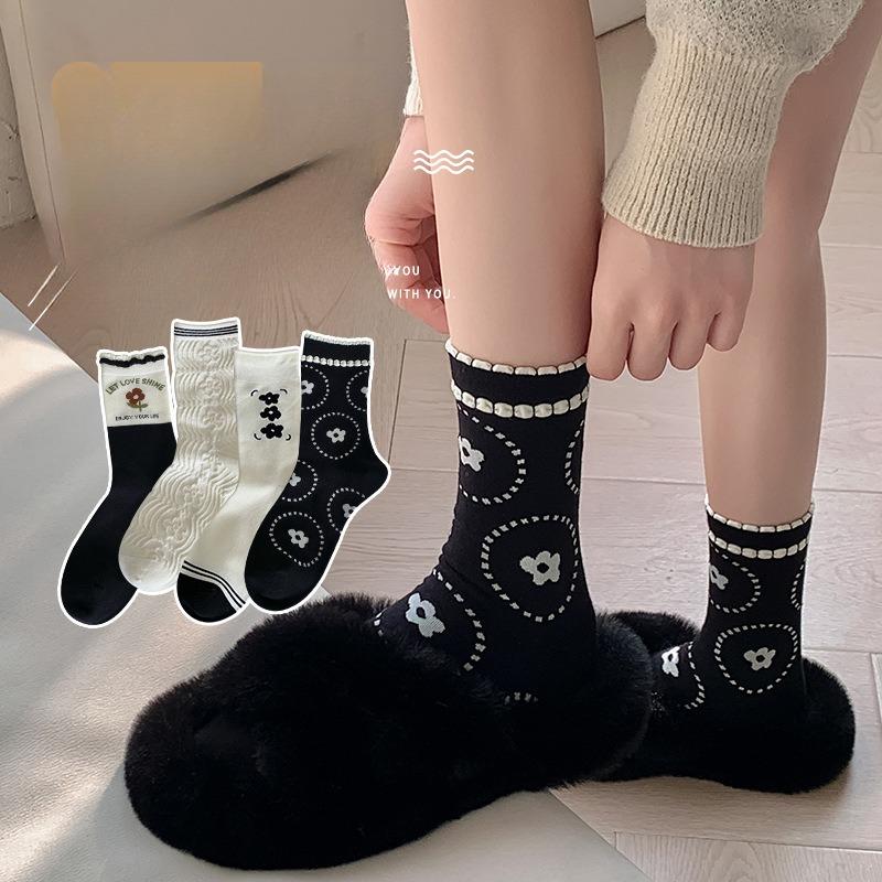 

Spring and Autumn Black and White Small Flower Socks for Girls, Cute and Fashionable Flower Mid-calf Socks, School-style Cotton Socks, Breathable 1 pair