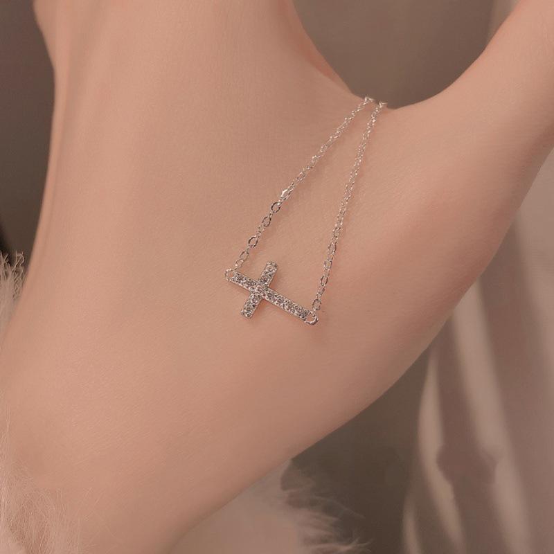 Wykwintna Bransoletka Krzyżyk w Stylu Light Luxury dla Kobiet - Idealny Prezent dla Najlepszej Przyjaciółki, Niszowa Biżuteria High-End, Modny Styl, Cienki Design.