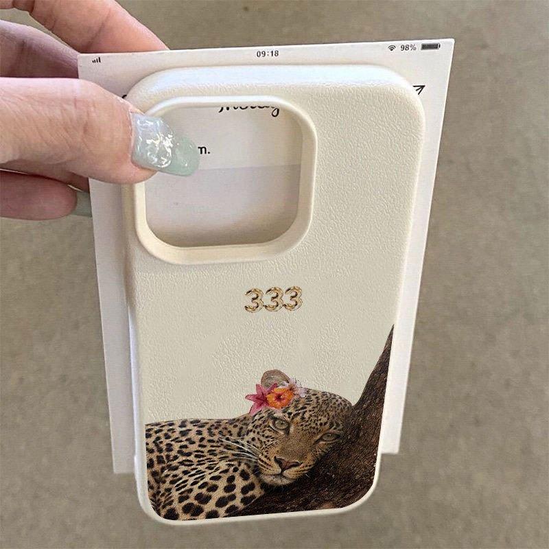 A Leopard Print Lucky Number Printed Lychee-Textured Phone Case, Suitable for iPhone 17, 16, 15, Plus, Pro, Max Series Phones—Can Be Used As a Gift