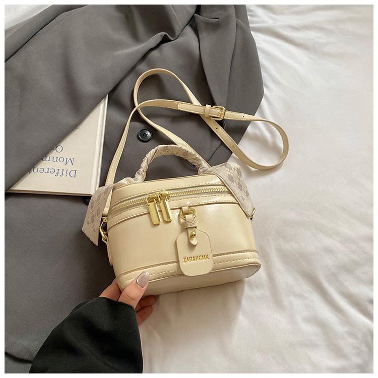 

Foreign style portable bucket bag women s 2025 summer new casual retro commuting simple shoulder messenger box bag білий