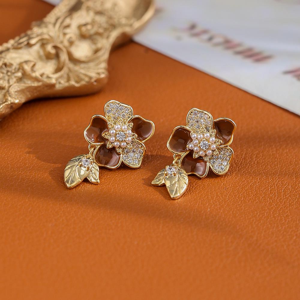 Boucles d'oreilles à clous fleur rétro Maillard: Cuivre Plaqué Or avec Zircon, Mode Élégante Haut de Gamme pour Femmes
