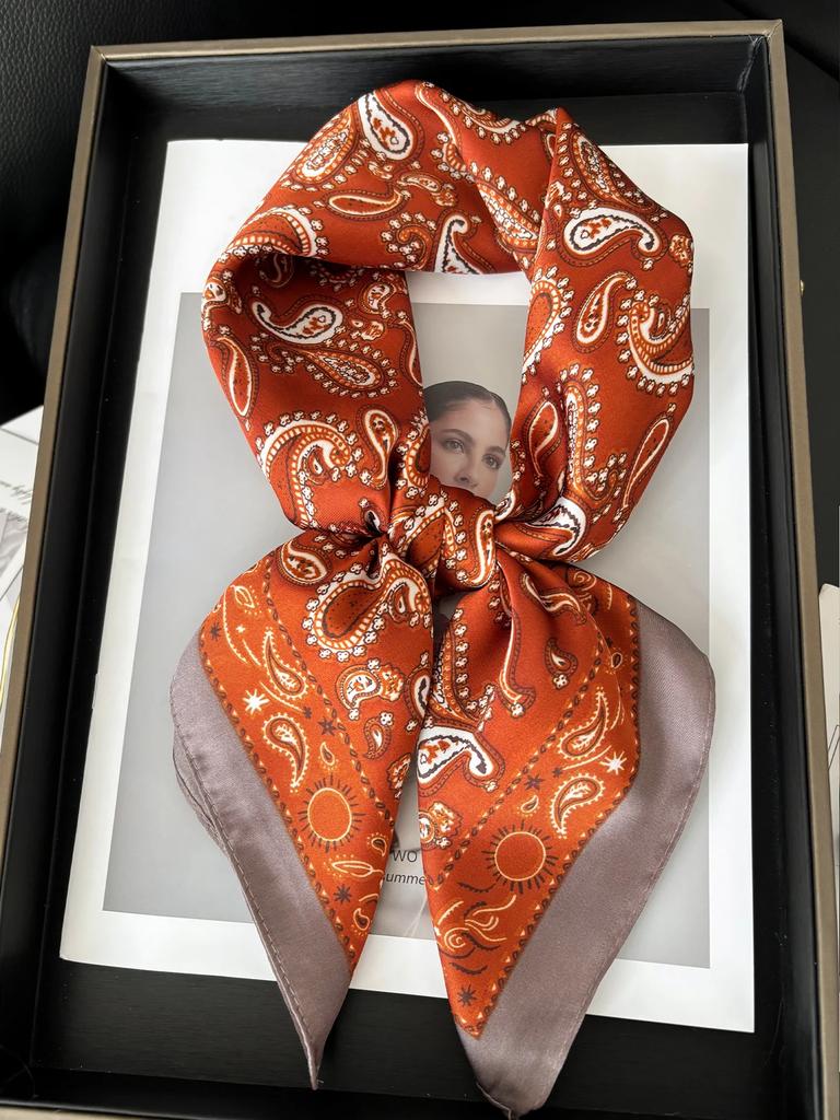 Vintage Chain Print Satin Square Scarf Soft Lightweight Women’s Fashion Accessory for Hair Neck Shawl Elegant Hair Scarf