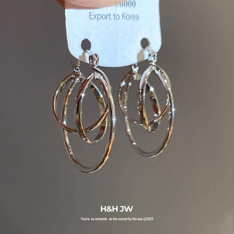 European and American hollow round simple fashion ear buckle retro temperament earrings light luxury high sense earrings design sense niche