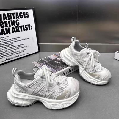 Zapatos de verano de malla transpirable de cuero europeo para mujer 2025 nuevos versátiles zapatos deportivos casuales con plataforma que aumentan la altura tendencia