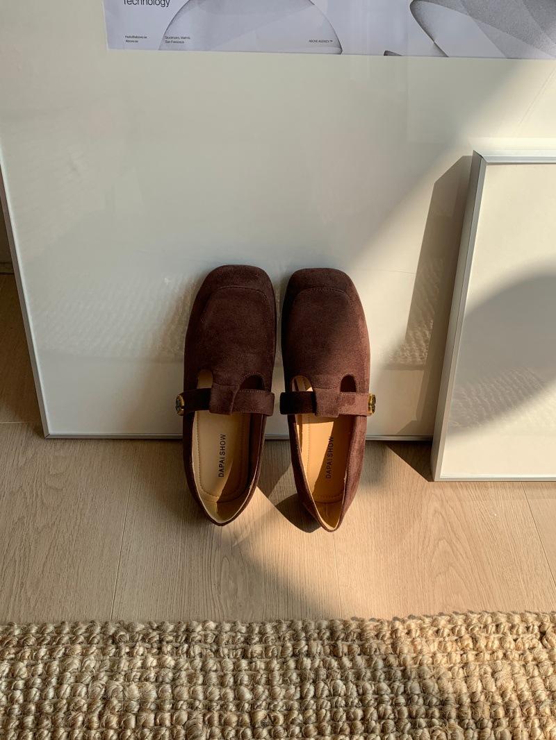 

French small square head retro new shoes women s T-buckle belt thick heel medium heel small leather shoes light mouth spring and autumn single shoes 39 темно-коричневого