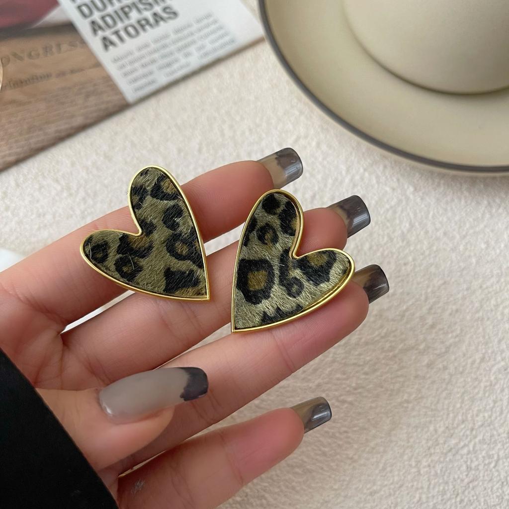Fashion Vintage Sexy Leopard Print Love Heart Shaped Earrings for Women Maillard Design Simple Peach Heart Jewelry Birthday Gift