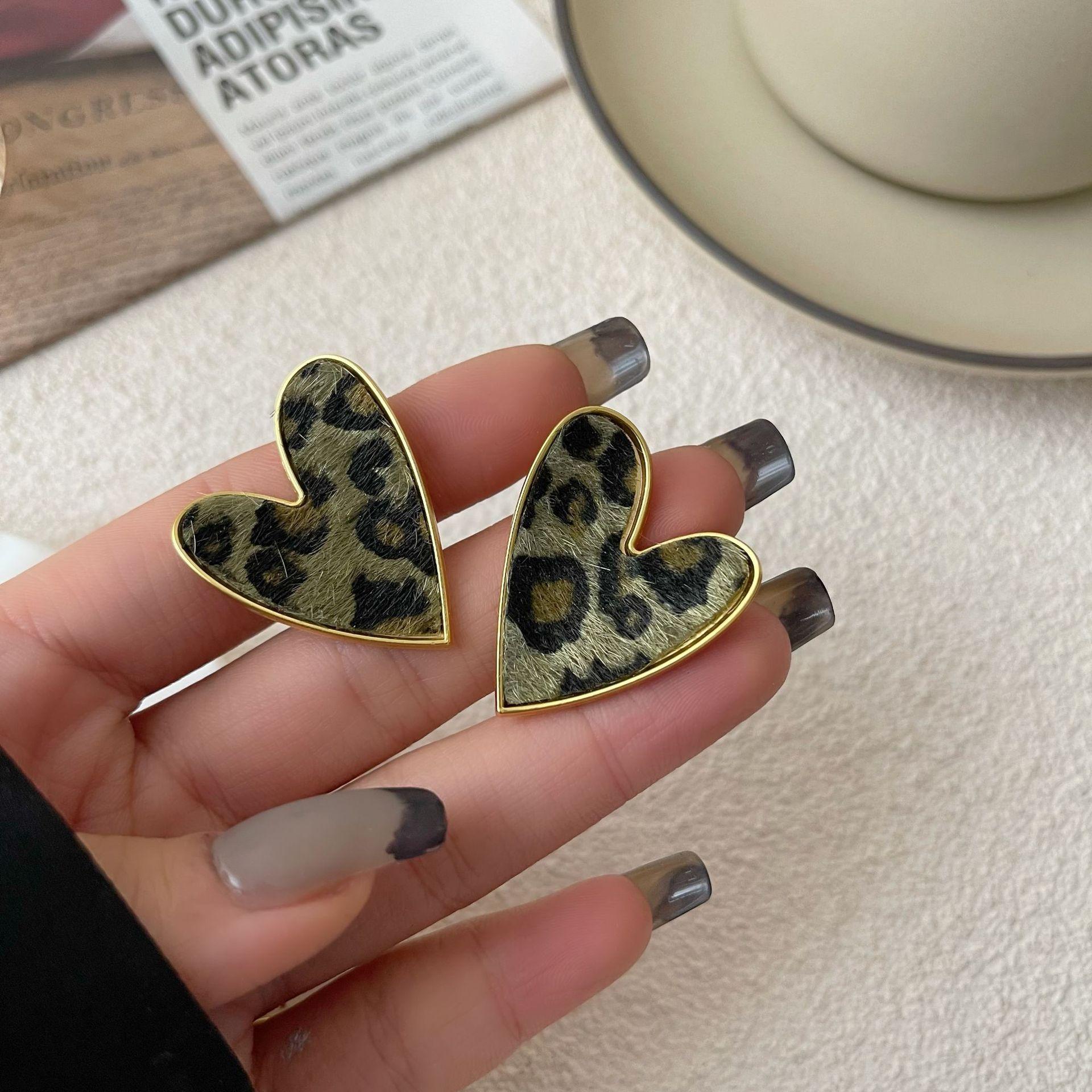 Fashion Vintage Sexy Leopard Print Love Heart Shaped Earrings for Women Maillard Design Simple Peach Heart Jewelry Birthday Gift