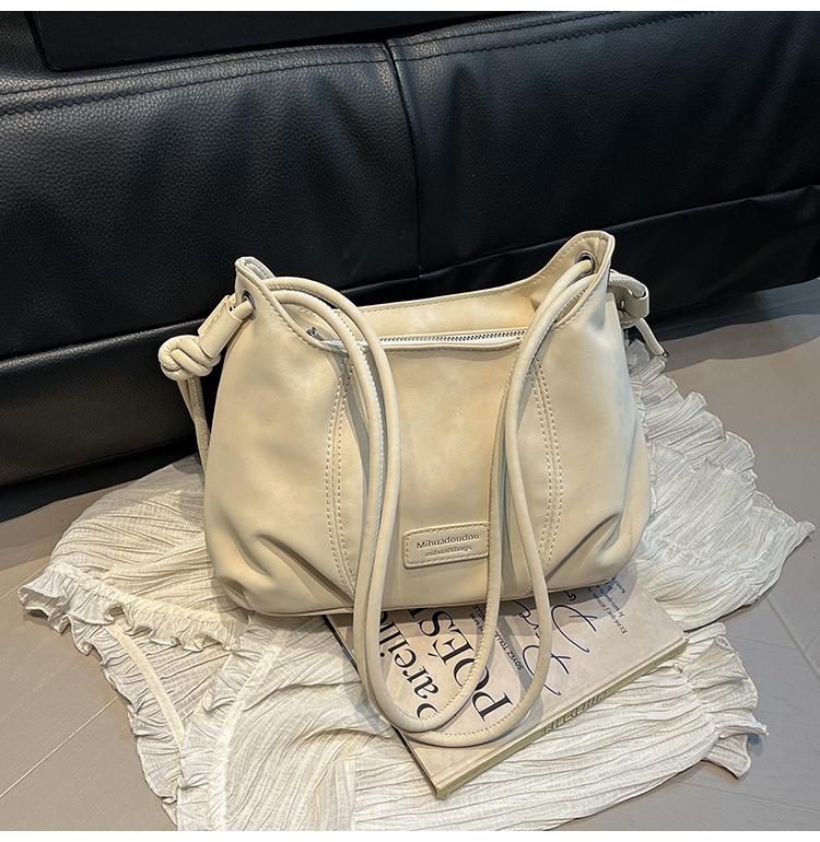 2025 new popular fashion Korean version tote bag women s large-capacity retro commuter shoulder messenger bag tide