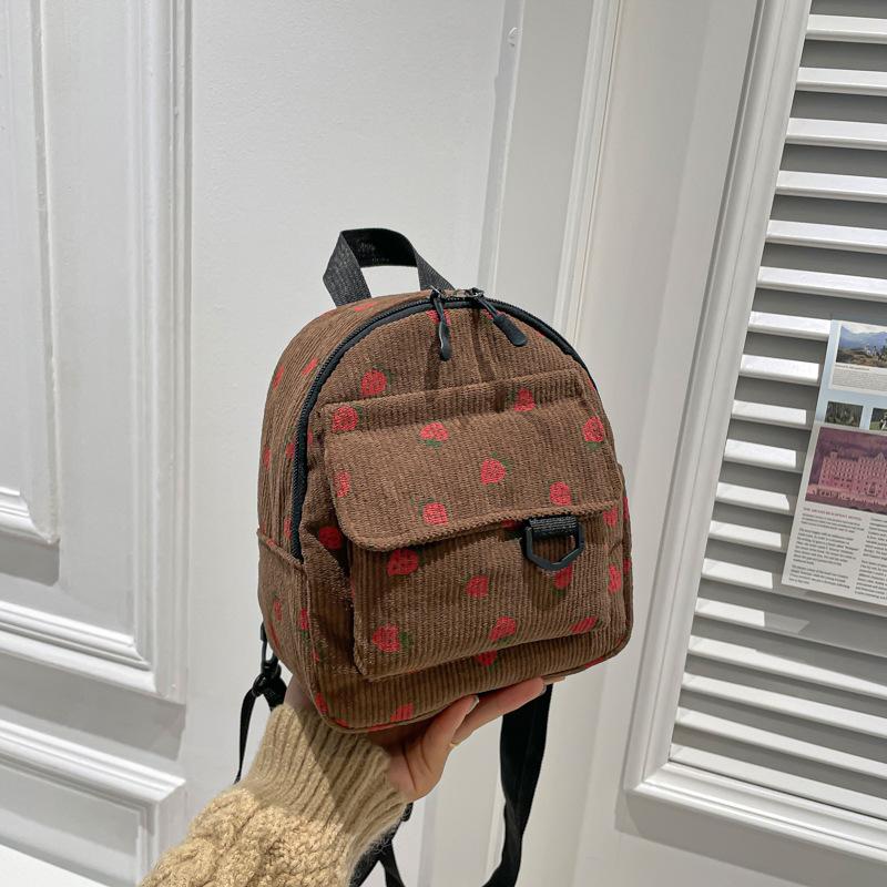 

Уникальный мини-рюкзак с клубникой, изготовленный из легкого полиэфирного волокна. Оснащен регулируемыми плечевыми лямками, застежкой-молнией и функцией ручной стирки.