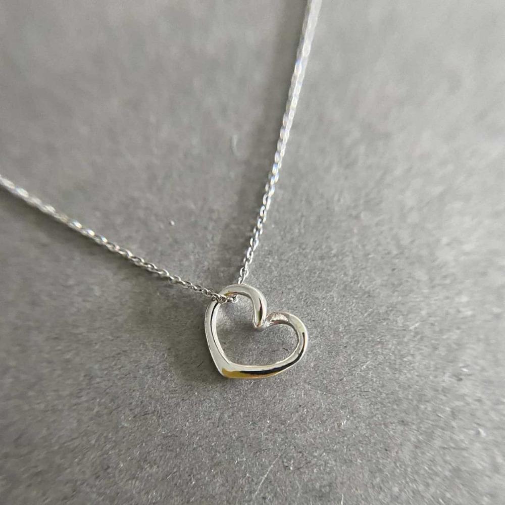 

Minimalist Fashion Stainless Steel Hollowed-out Heart-shaped Pendant Necklace for Woman Girls Collarbone Chain Jewelry Colorfast