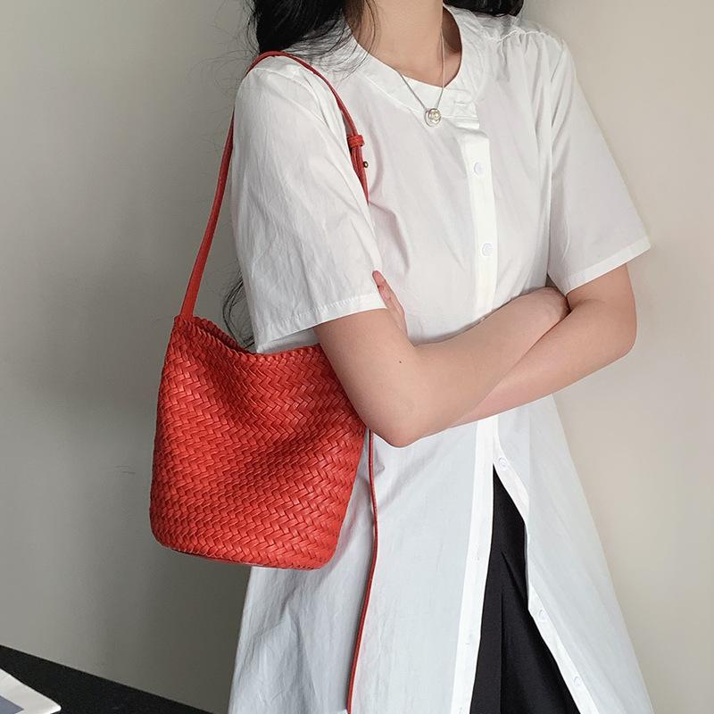 2025 Новая плетеная вручную сумка из коровьей кожи, нишевая сумка-ведро в отпускном стиле для женщин, повседневная сумка через плечо из натуральной кожи 15x21x13cm красный