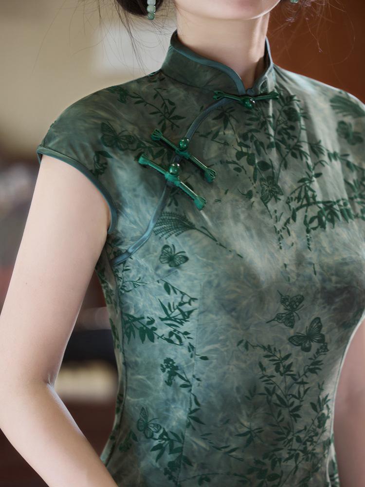 Bei Zhi Yun Elegant Retro Green Chinese Crescent Sleeve Cheongsam for Women - Autumn/Winter 2025