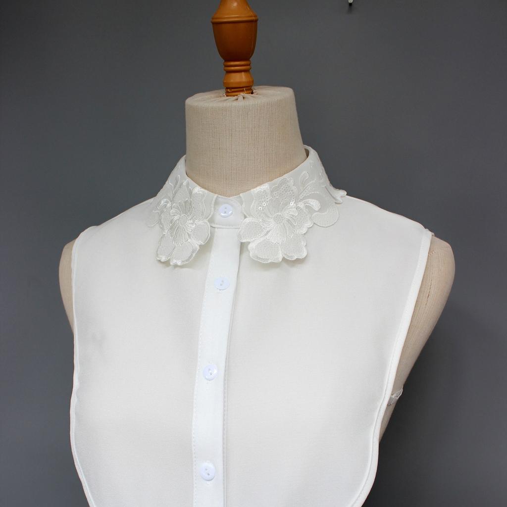 1 Stück falscher Kragen mit Blumenmustern, Perlenstickerei, Pailletten und gewellten Kanten, ein glänzender dekorativer Hemdkragen, der a