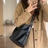 Wide Shoulder Strap Single Shoulder Bag with A Laid-back Style, Large Capacity, Suitable for Commuting, and A Slanted Tote Bag.