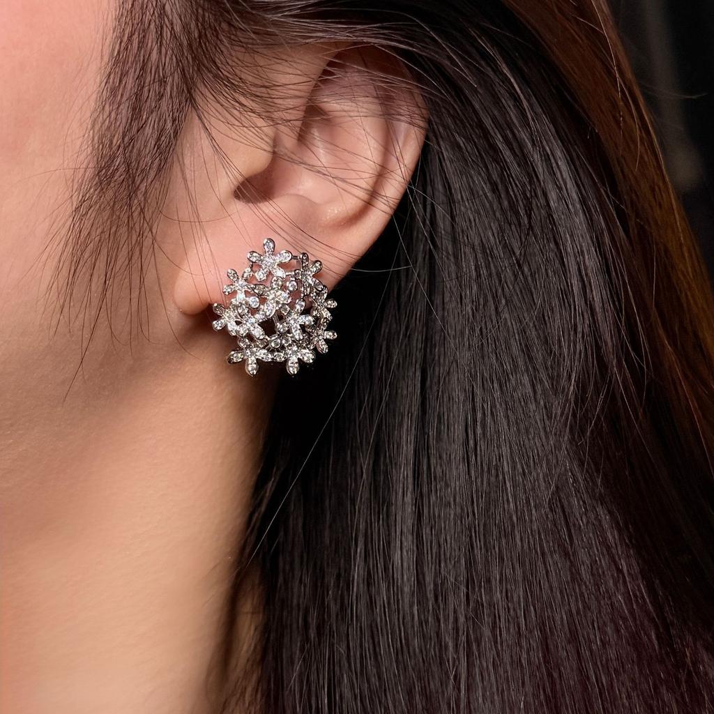 Super Flash Diamond-Set Snowflake Stud Earrings Women'S Cold Wind Earrings Personalized Design Earrings