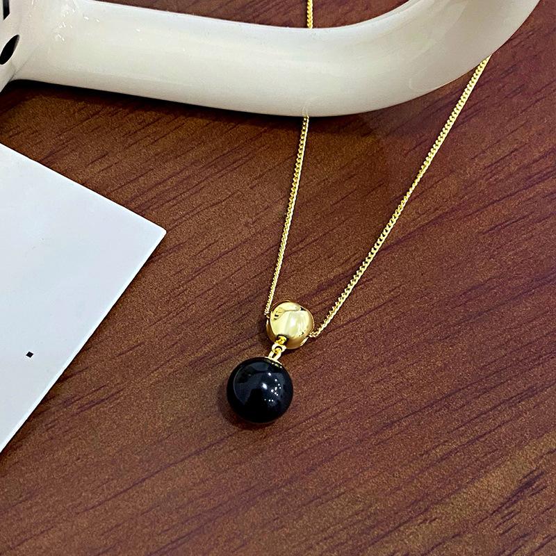 Fashionable Black Agate Ball Necklace for Women with A Light Luxury and High-end Feel, Versatile and Showcasing White Necklaces