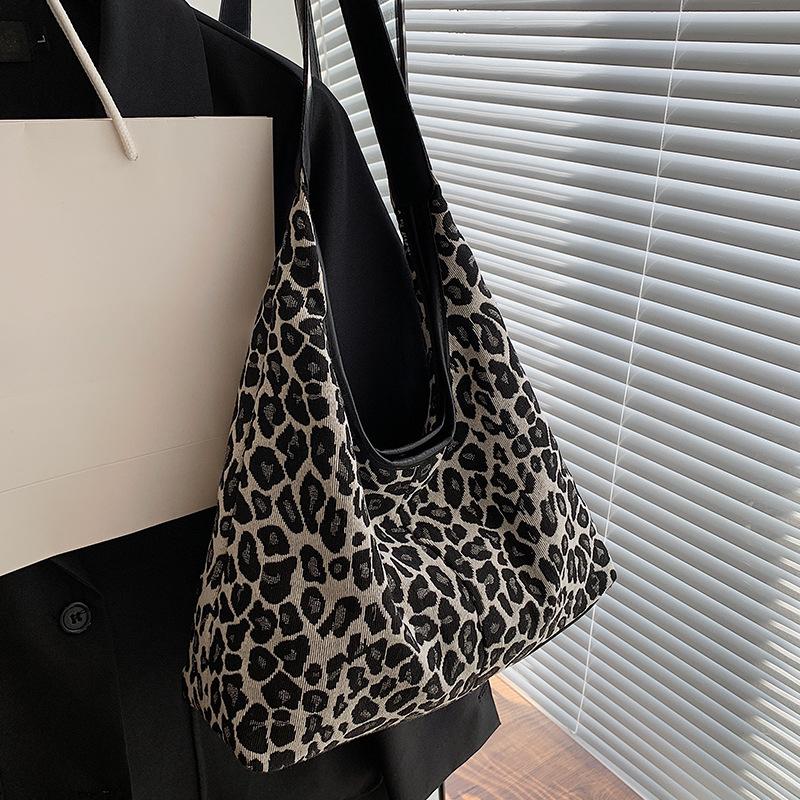 Koreanische Nischen-Einkaufstasche, neue Canvas-Tasche mit Leopardenmuster für Damen, große Kapazität, Unterarmtasche für Studenten für den Unterricht