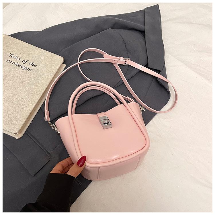 Högklassig liten väska dam 2025 ny mode mångsidig axelremsväska sommar populär handväska hinkväska