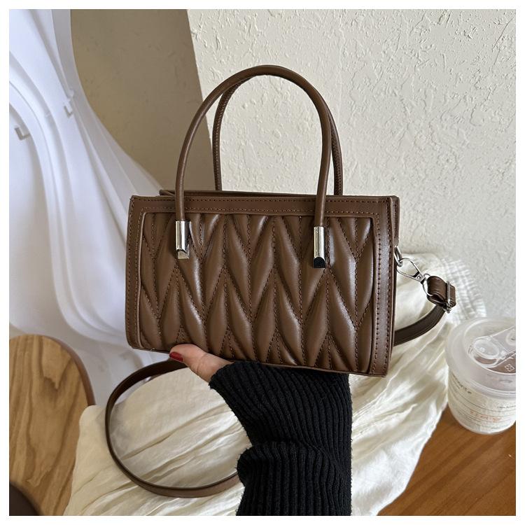 

Складки контрастных цветов 2025 новая повседневная текстура модный темперамент маленькая квадратная сумка на плечо кроссбоди портативная маленькая квадратная сумка коричневый