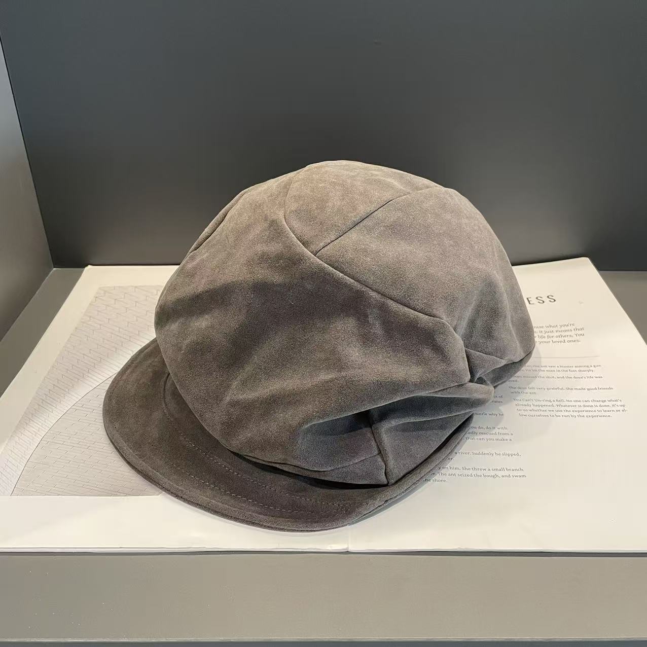 

Высококачественные замшевые плиссированные шляпы-ракушки для осени и зимы Нишевая уличная мода Художественные и ретро восьмиугольные кепки газетчика M（56-58cm）