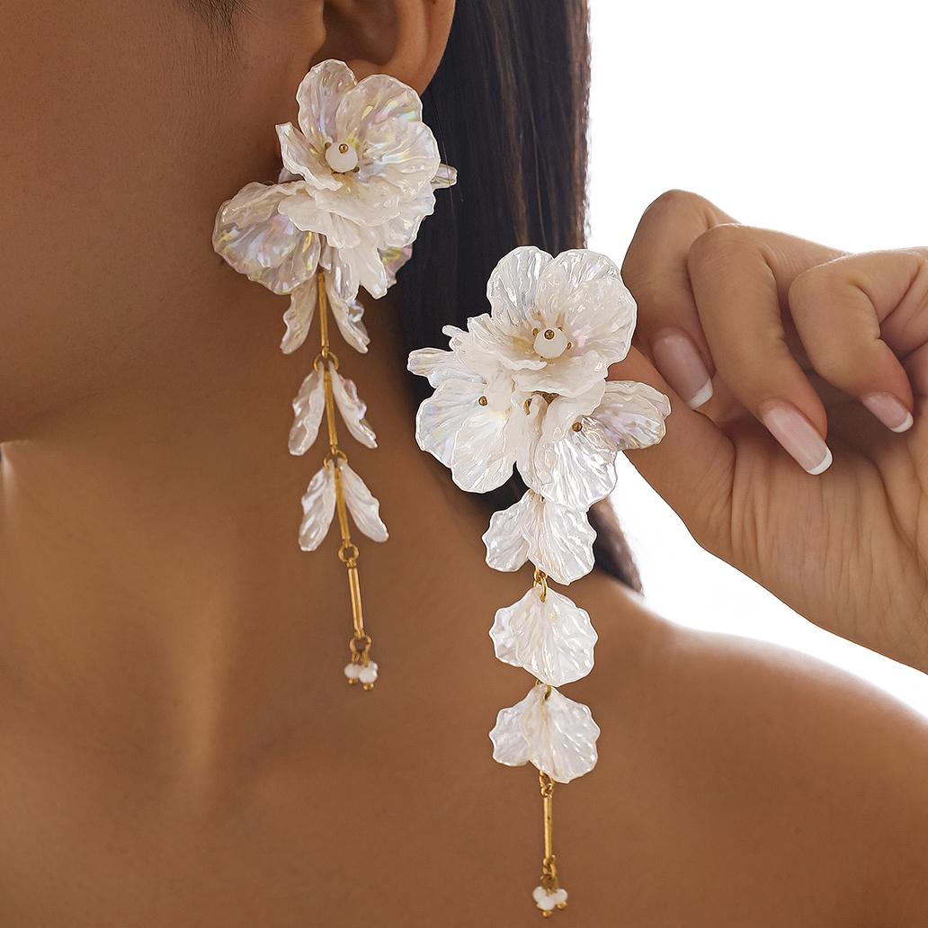 

Ingemark Элегантные серьги-капли с белыми лепестками цветов для женщин K-pop Висячие серьги-пирсинг Эстетичные свадебные циркониевые аксессуары