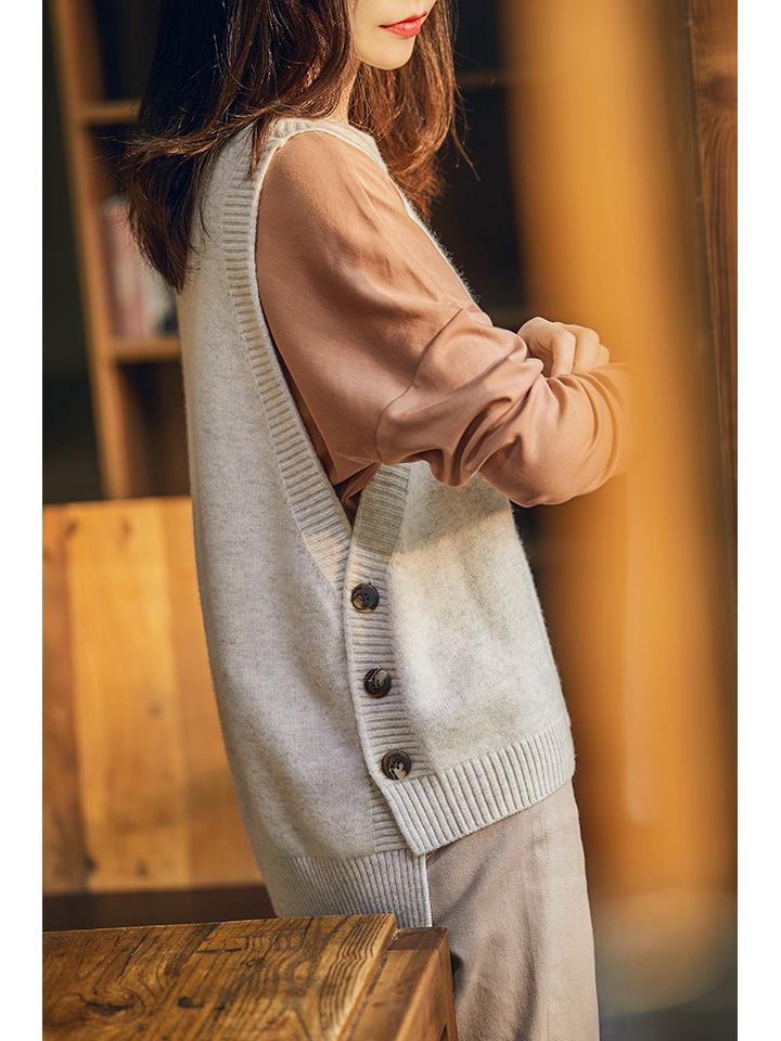 Women's Knitted Wool Vest: Short Round Neck Sweater for Layering In Spring and Autumn.