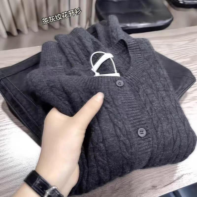 Women's 100% Pure Wool Cable Knit Sleeveless Cardigan with Round Neck and Button-Up Design
